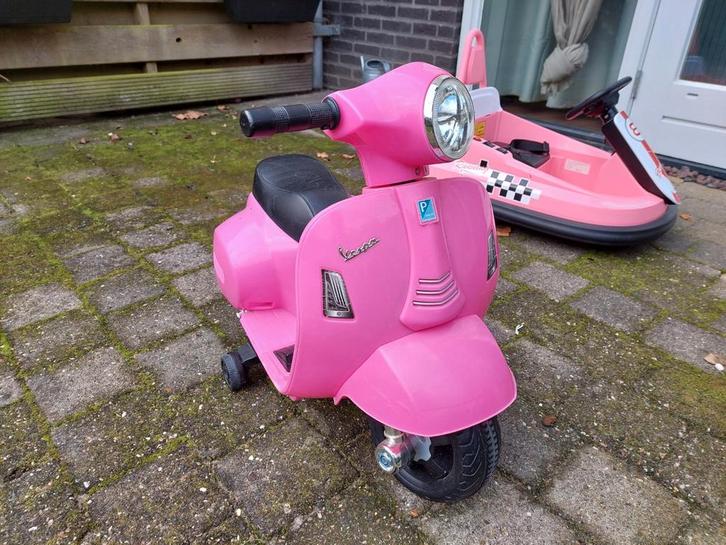 Roze Vespa GTS Elektrische scooter 6V, Kinderen en Baby's, Speelgoed | Buiten | Accuvoertuigen, Zo goed als nieuw, Ophalen