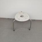 Ahrend kruk - grijze kunststof zitting, Huis en Inrichting, Krukjes, Ophalen of Verzenden, Gebruikt, Hout