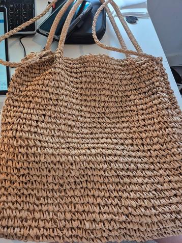 Gevlochten (strand) tas van soort pitriet. beschikbaar voor biedingen