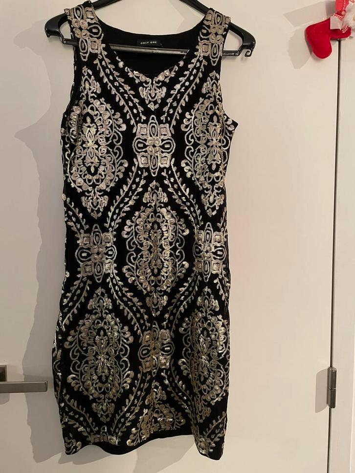 Prachtige feestjurk zwart met gouden pailetten mt 38, Kleding | Dames, Jurken, Zo goed als nieuw, Maat 38/40 (M), Zwart, Boven de knie