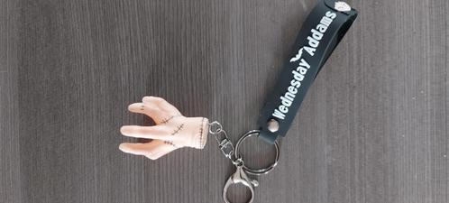 sleutelhanger wednesday of the addams family, Verzamelen, Sleutelhangers, Nieuw, Overige typen, Ophalen of Verzenden