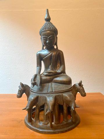 Antiek Boeddhabeeld op olifantenvoet beschikbaar voor biedingen