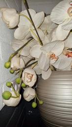 Kunst orchideeën in een gegroefde, metallic vaas. , Ophalen, Gebruikt, Binnen