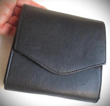 CD Wallet~Opberg beurs voor CD's~Zwart~Nieuwstaat passen 18 beschikbaar voor biedingen