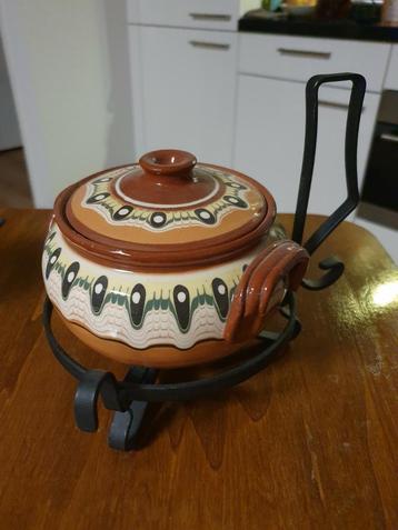 Traditionele Bulgaarse potkunst aardewerk pot beschikbaar voor biedingen