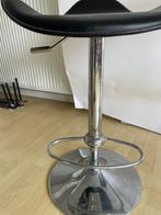 Een sierlijke barkruk, Ophalen, Gebruikt, In hoogte verstelbaar, 2 krukken