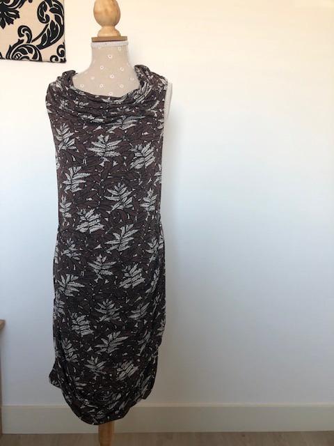Jurk design lisa ho, Kleding | Dames, Jurken, Zo goed als nieuw, Maat 38/40 (M), Bruin, Boven de knie, Verzenden
