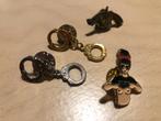 4 verschillende pins: 2 x handboeien, revolver, sexy dame, Verzamelen, Ophalen of Verzenden, Zo goed als nieuw, Figuurtje, Speldje of Pin