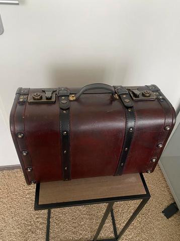Super leuke Houten Koffer. Nieuw Als Decoratie of lektuurbak beschikbaar voor biedingen
