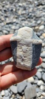 Kruis, mineraal in steen, Verzamelen, Mineralen en Fossielen, Ophalen of Verzenden, Mineraal