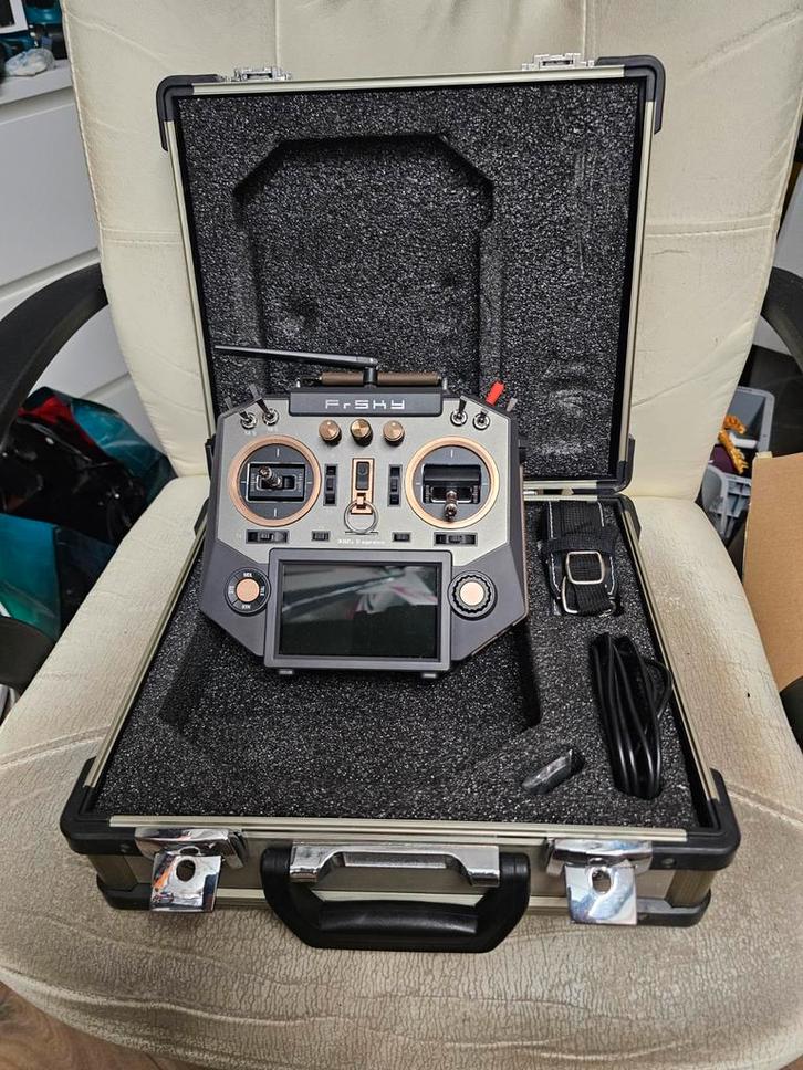 FrSky Zender X10S Express met Koffer - Zo Goed Als Nieuw!, Hobby en Vrije tijd, Modelbouw | Auto's en Voertuigen, Zo goed als nieuw