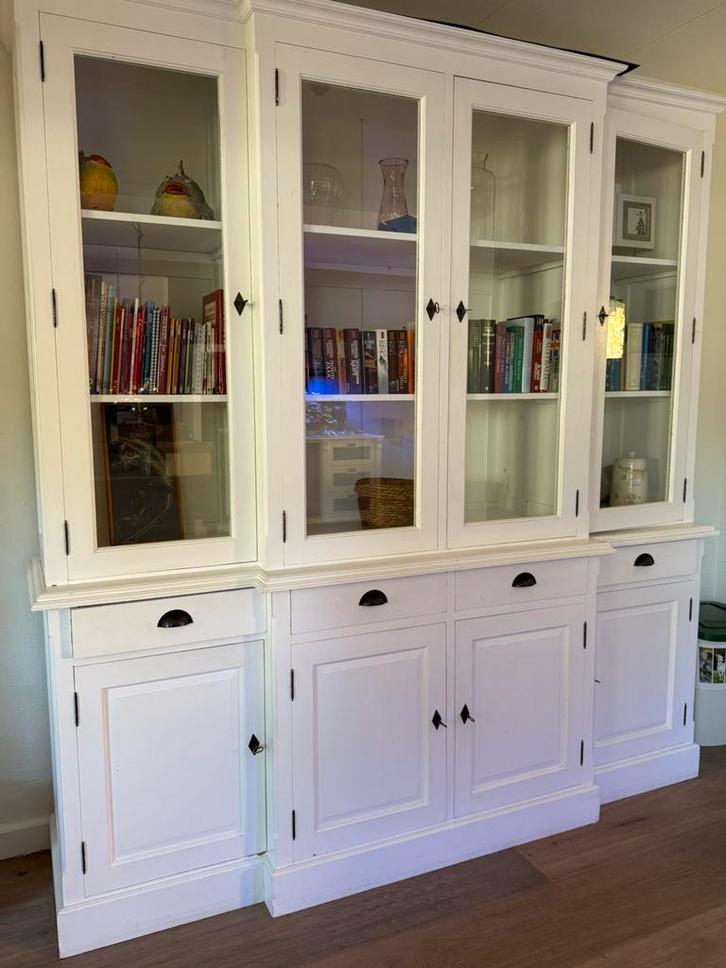 Witte buffetkast, Huis en Inrichting, Kasten | Buffetkasten, Zo goed als nieuw, 200 cm of meer, 200 cm of meer, 25 tot 50 cm, Ophalen