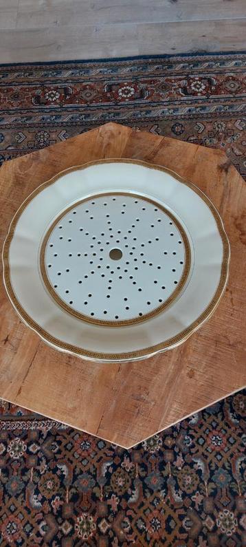 Antieke vis, groente fruit treef met serveerschaal beschikbaar voor biedingen