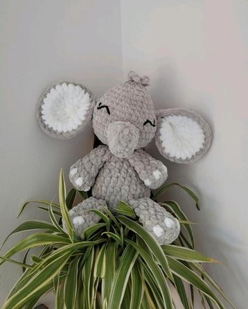 Handgemaakte gehaakte olifant knuffel  beschikbaar voor biedingen