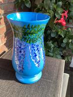 Handbeschilderde mooie vaas met blauwe bloemen erop, Huis en Inrichting, Woonaccessoires | Vazen, Ophalen, Blauw, Aardewerk of Porselein