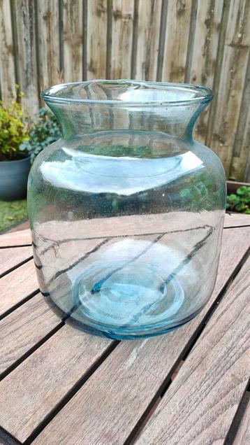 Transparant blauwe glazen vaas - 21 cm hoog beschikbaar voor biedingen