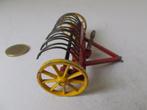 1955 Dinky Toys 324 FARM MODEL HAY RAKE (Opknapper) -B-, Hobby en Vrije tijd, Dinky Toys, Gebruikt, Ophalen of Verzenden, Tractor of Landbouw