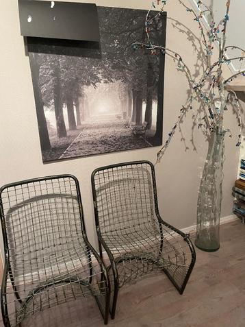2 metalen stoelen  beschikbaar voor biedingen