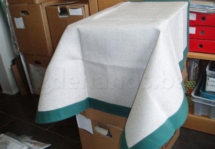 borduren tafellaken linnen groen en aubergine., Hobby en Vrije tijd, Borduren en Borduurmachines, Nieuw, Borduurpakket, Handborduren