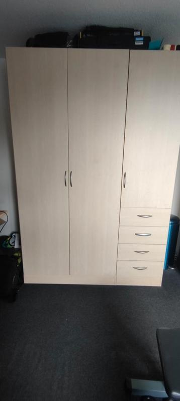 Grote Kleding Kast Met Veel Opbergruimte (220 / 150 / 61,5)
