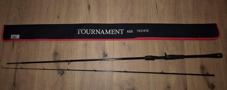 DAIWA Tournament AGS Baitcast 2,1m Nieuw, Watersport en Boten, Hengelsport | Roofvissen, Nieuw, Werphengel, Ophalen of Verzenden