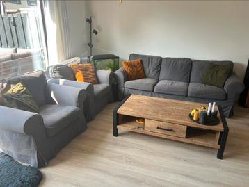Complete zithoek. 3 zits bank + 2 fauteuils