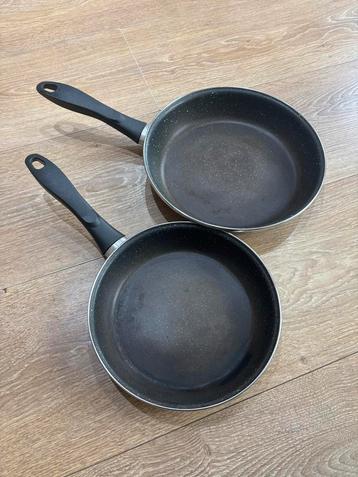 Twee gebruikte koekenpannen beschikbaar voor biedingen