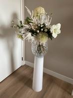 Prachtige vaas met witte kunstbloemen op een pilaar, Ophalen, Nieuw