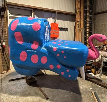 Slangenkop carnavalswagen beschikbaar voor biedingen