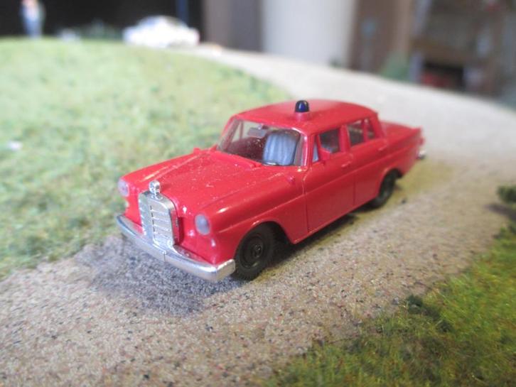Mercedes Benz W110 190 D / 200 D - Brekina brandweer, Hobby en Vrije tijd, Modelauto's | 1:87, Nieuw, Ophalen of Verzenden