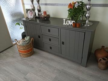GRATIS! Donkergrijs dressoir. Af te halen Goes