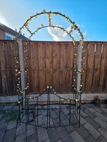 Tuinpergola met kunstbloemen beschikbaar voor biedingen