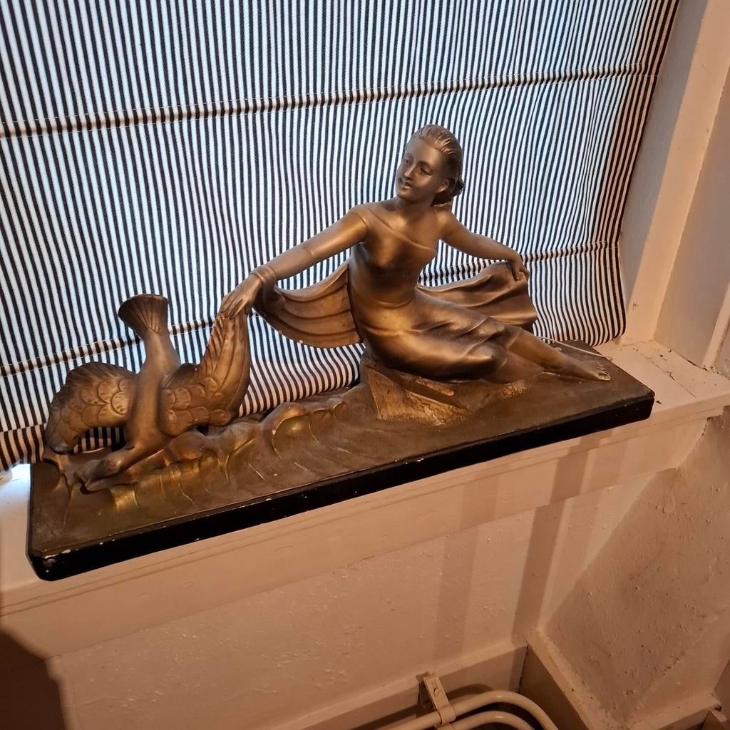 Art deco beeld vrouw met vogel gesigneerd, Ophalen of Verzenden