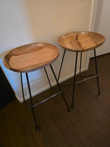 2 Unieke Houten Barkrukken beschikbaar voor biedingen