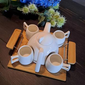 Porseleinen theeset met bamboe dienblad – theepot + 4 kopjes beschikbaar voor biedingen