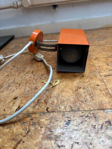Retro oranje lamp – kleurrijk en uniek! beschikbaar voor biedingen