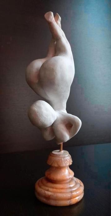 Art deco naakte vrouw sculptuur in witte klei op marmeren   beschikbaar voor biedingen