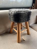 Houten krukje met imitatiebond, Huis en Inrichting, Krukjes, Ophalen of Verzenden, Zo goed als nieuw, Hout