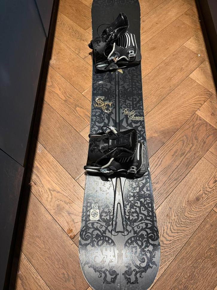 Santa Cruz snowboard 159cm met Flow bindingen, Sport en Fitness, Snowboarden, Gebruikt, Board, Ophalen of Verzenden