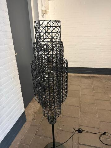 Industriële vloerlamp met metalen draadkap beschikbaar voor biedingen