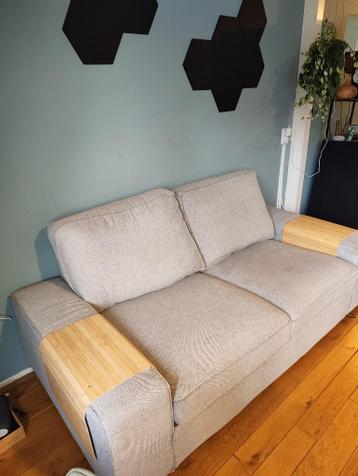 KIVIK 2-zitsbank - grijs + gratis Blad voor armleuning - afbeelding 2