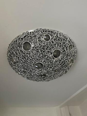 Moderne Plafondlamp met Metalen Design beschikbaar voor biedingen