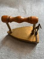 Antiek koperen strijkijzer met houten handvat, Antiek en Kunst, Ophalen