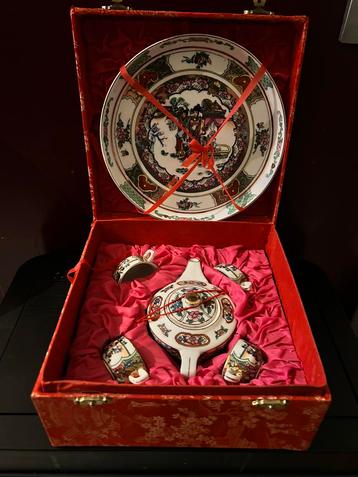 Mooi chinees kinderservies in geschenkendoos beschikbaar voor biedingen