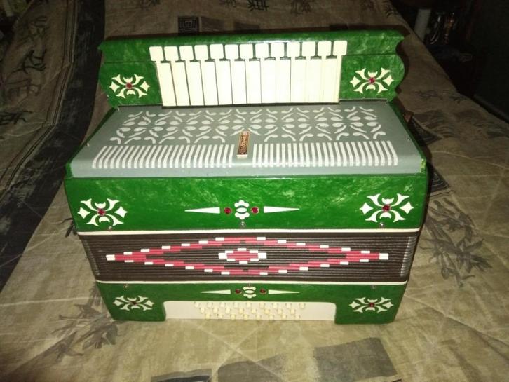 Mooie Garmoschka ., Muziek en Instrumenten, Accordeons, Zo goed als nieuw, Knopaccordeon, Overige merken, Met koffer, Met riemen