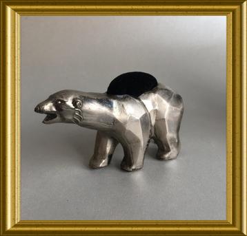 Art deco ijsbeer speldenkussen beschikbaar voor biedingen