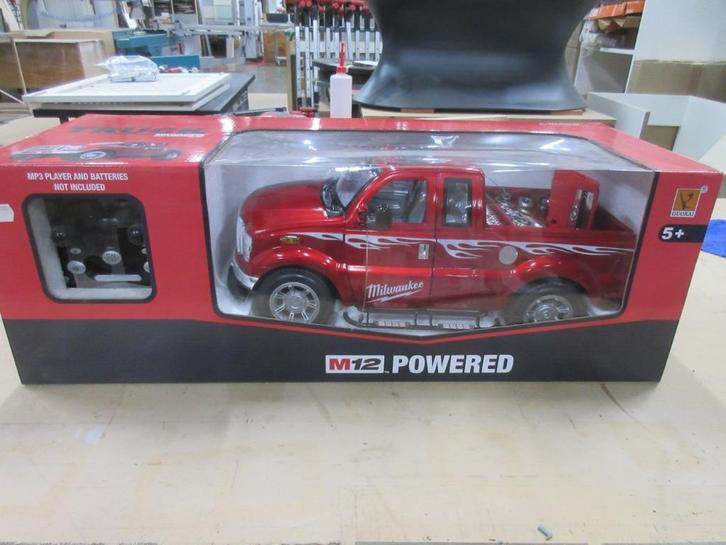 Radiografisch bestuurbare modeltruck van Milwaukee, Hobby en Vrije tijd, Modelbouw | Radiografisch | Auto's, Nieuw, Auto onroad
