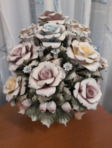 Prachtige en mooi Porseleinen Bloemenarrangement (30x35) beschikbaar voor biedingen