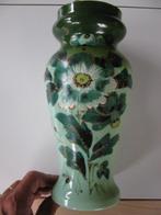 Groene opaline vaas met bloemmotief., Antiek en Kunst, Antiek | Vazen, Ophalen