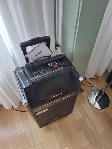Karaoke aparatuur met scherm en usb lezer beschikbaar voor biedingen